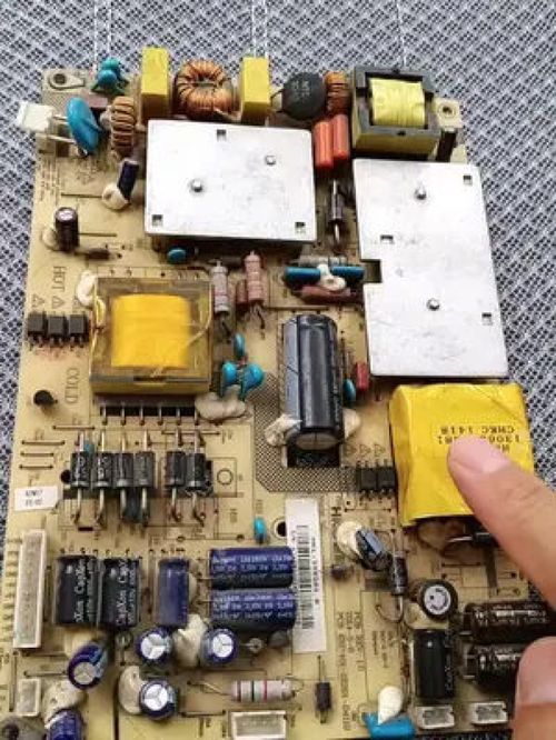 电脑开机黑屏出现一排英文字母（电脑开机黑屏出现一堆英文）