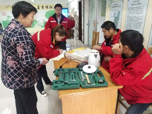 冰箱管道里面的水怎么排出来（冰箱管道进水怎么处理方法）