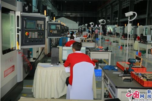 男子从银行取170万现金 在银行门口遭抢劫 男子从银行取170万现金 在银行门口遭抢劫